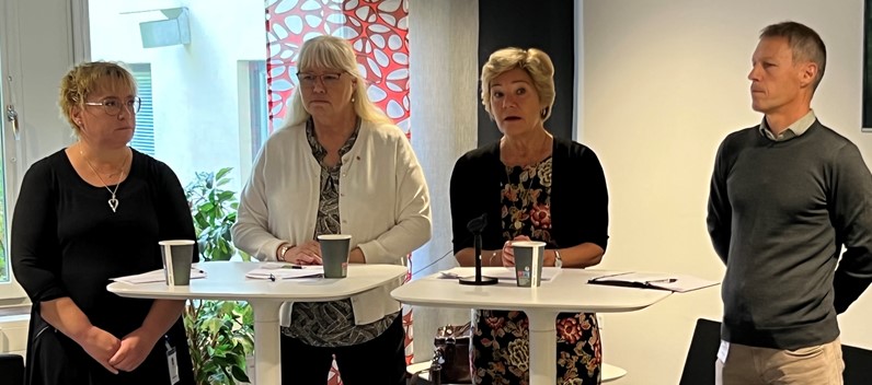 Irén Lejegren och Maria Larsson tillsammans med representanter från näringsliv och myndigheter på en pressträff.