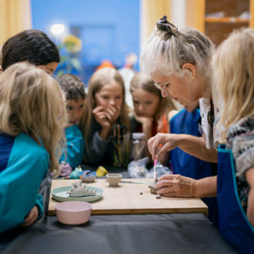 Färg och form på Kulturskolan i Nora. Lärare Maria Wangi Ibohm med sina elever. Foto: Terése Classon Sundh