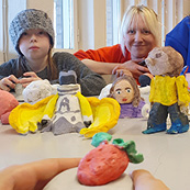 Hanna Stansvik och elev med färgglada porträttskulpturer i lera